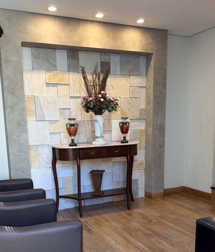 Sala de espera acolhedora da Clínica Qualité em Igarapava-SP